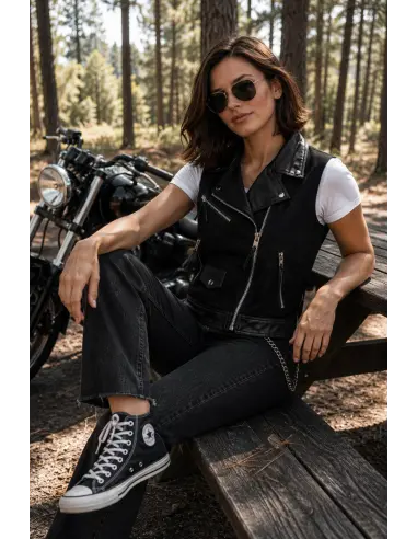 JEANS CRUZADOS DAS MULHERES E COLETE DE COURO