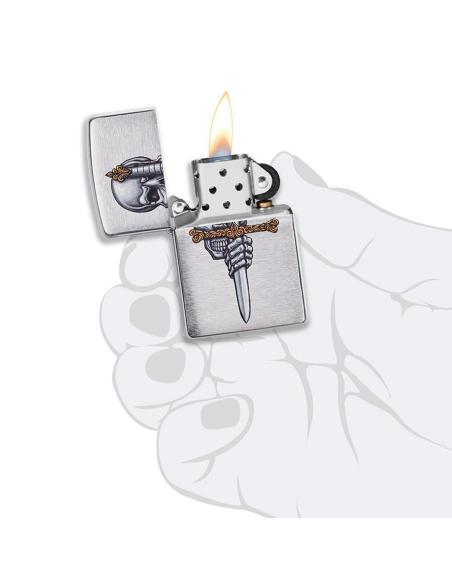 ISQUEIRO ZIPPO COM CRÂNIO E ESPADA EM ACABAMENTO CROMADO ESCOVADO