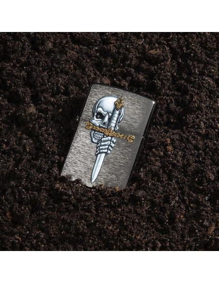 ISQUEIRO ZIPPO COM CRÂNIO E ESPADA EM ACABAMENTO CROMADO ESCOVADO