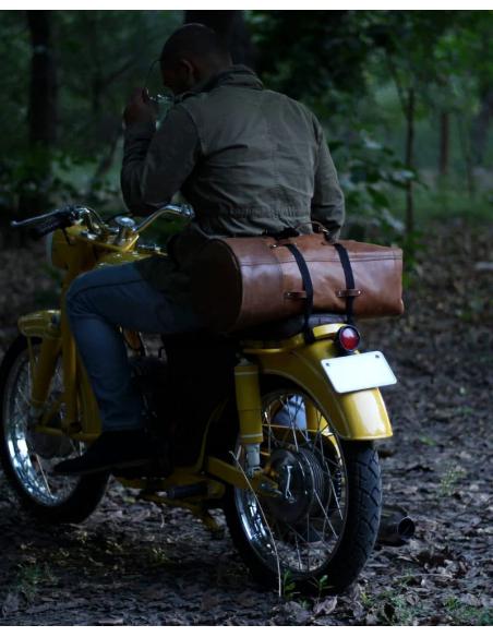 SAC DE VOYAGE MILITAIRE ET SACOCHE POUR MOTO EN CUIR BRUN VINTAGE DE TRIP MACHINE