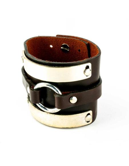 BRACELET EN CUIR BRUN AVEC DÉTAILS CHROMÉS