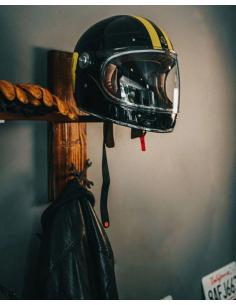 SOPORTE DE PARED DE MADERA PARA CASCOS Y CHAQUETA 2